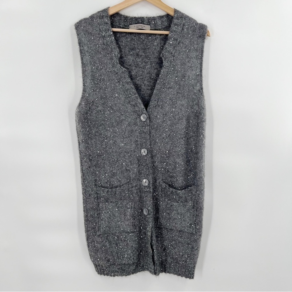 D. Exterior wool button sweater vest with sequin